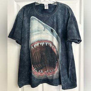 VTG 2009 The Mountain Great White Shark T Shirt Size XL.**Small hole and Stain**